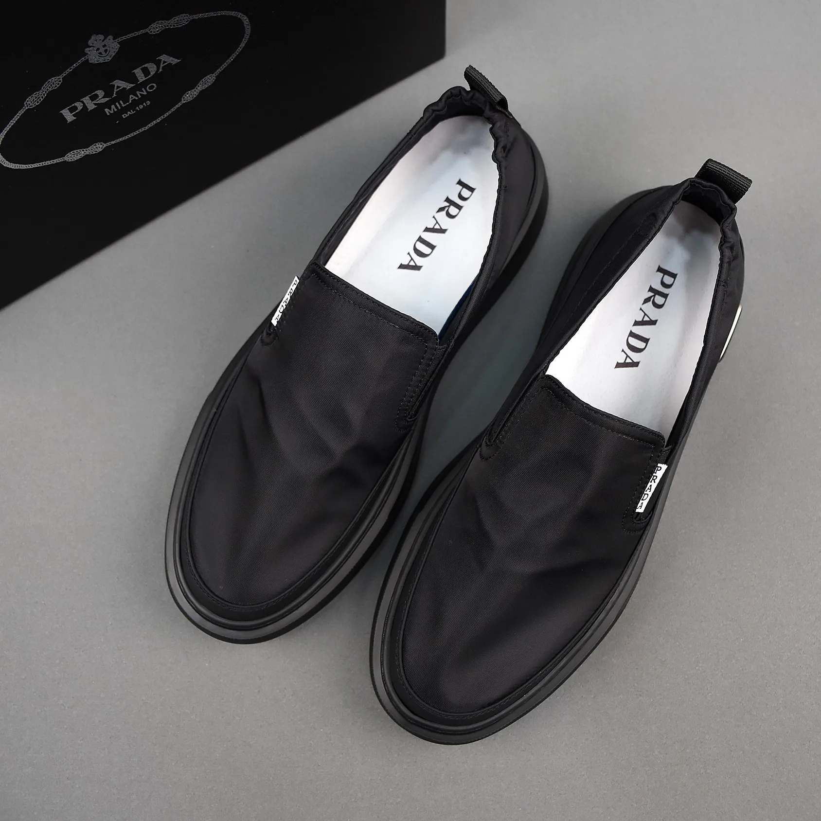 PP380❣️❣️❣️Prada breathable cloth shoes, the upper is made of comfortable and breathable fabric, and the ultra-light soft foam outsole. Men's size 39-44.